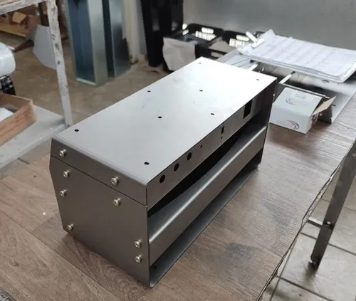 Gabinete metálico em montagem na fábrica da Metalúrgica Toscano