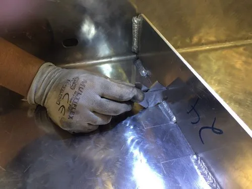 Soldagem de peça metálica na Metalúrgica Toscano